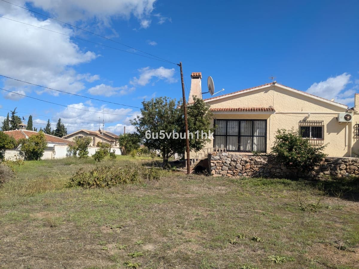 Detached Villa in Alhaurín el Grande — photo 1 of 10