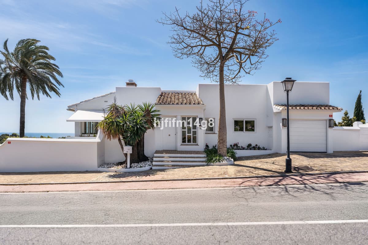 Detached Villa in Nueva Andalucía — photo 1 of 10