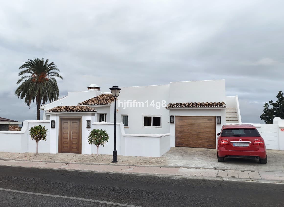 Detached Villa in Nueva Andalucía — photo 2 of 10