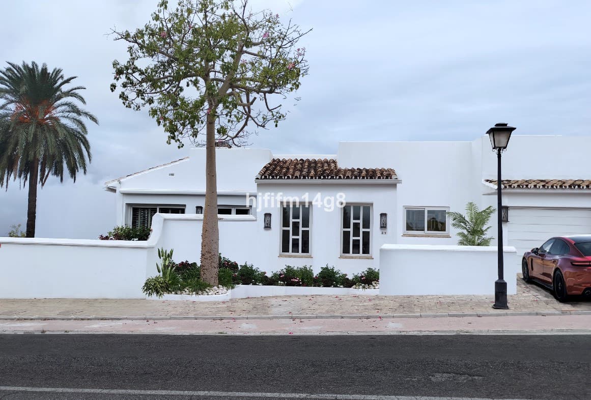 Detached Villa in Nueva Andalucía — photo 3 of 10