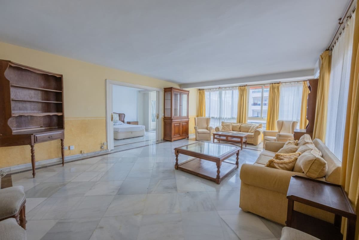 Middle Floor Apartment in Marbella — photo 7 of 10