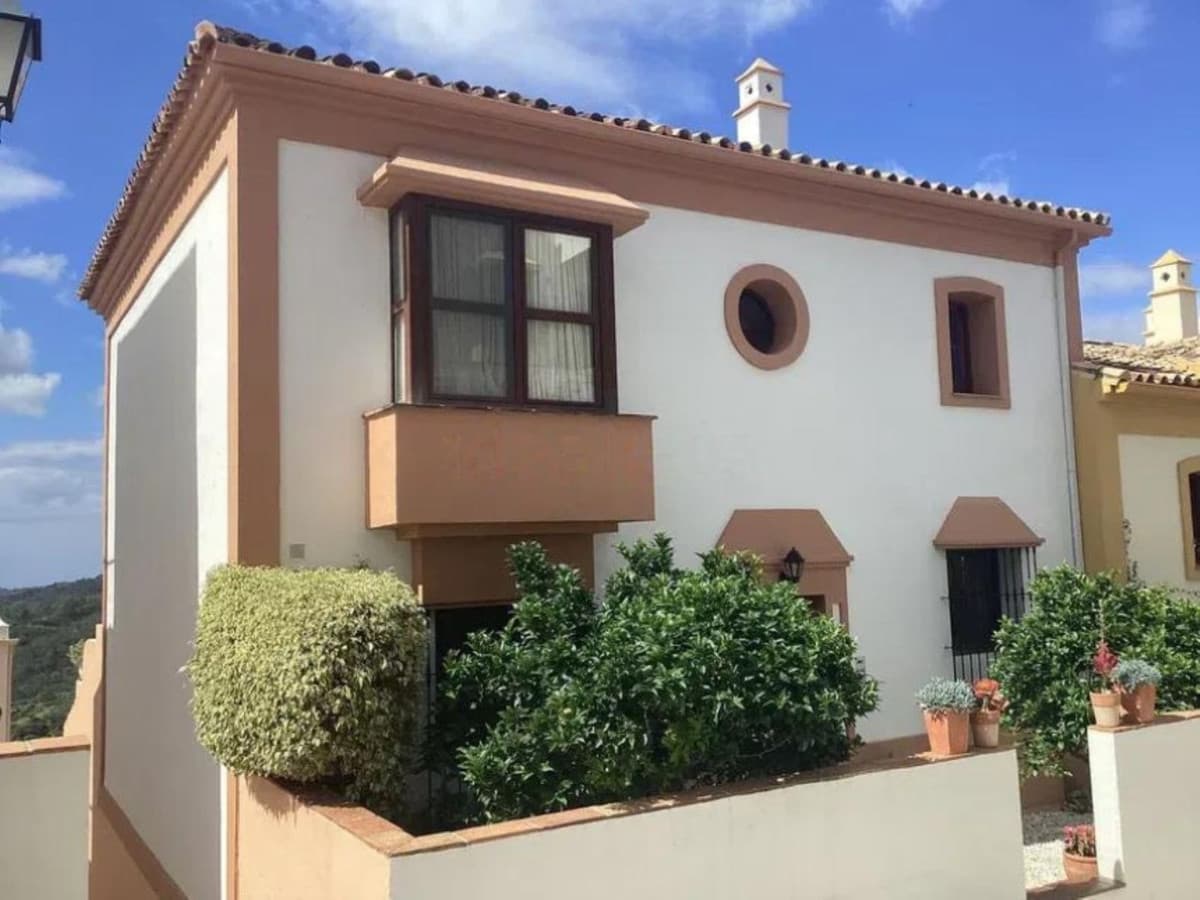 Townhouse in Benahavís — photo 1 of 10