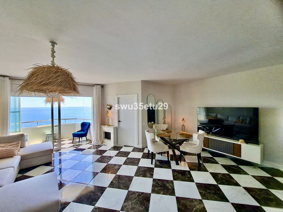 Middle Floor Apartment in Calahonda — photo 4 of 10