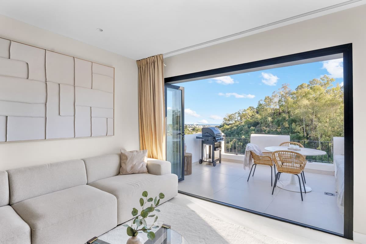 Middle Floor Apartment in Benahavís — photo 4 of 10