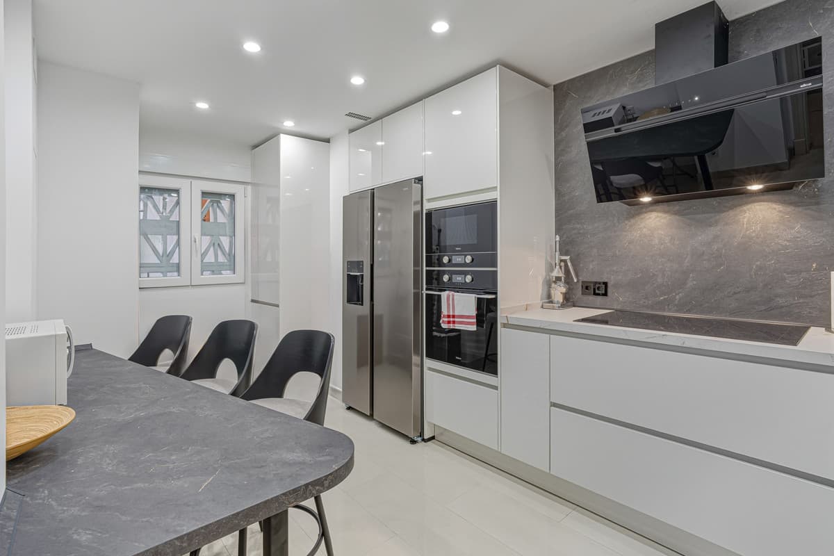 Middle Floor Apartment in The Golden Mile — photo 4 of 10