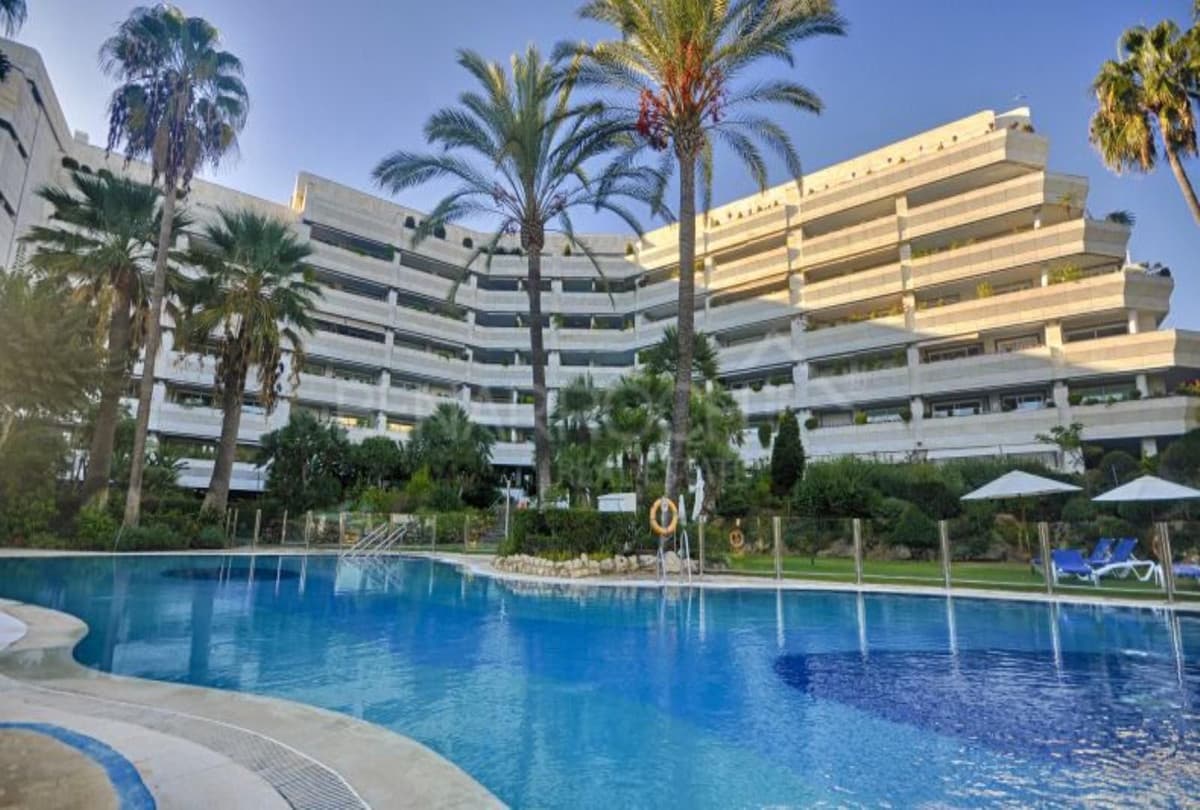 Middle Floor Apartment in Marbella — photo 1 of 10