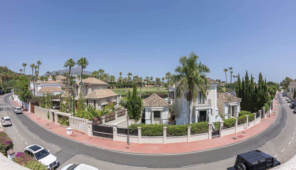 Townhouse in Nueva Andalucía — photo 1 of 10