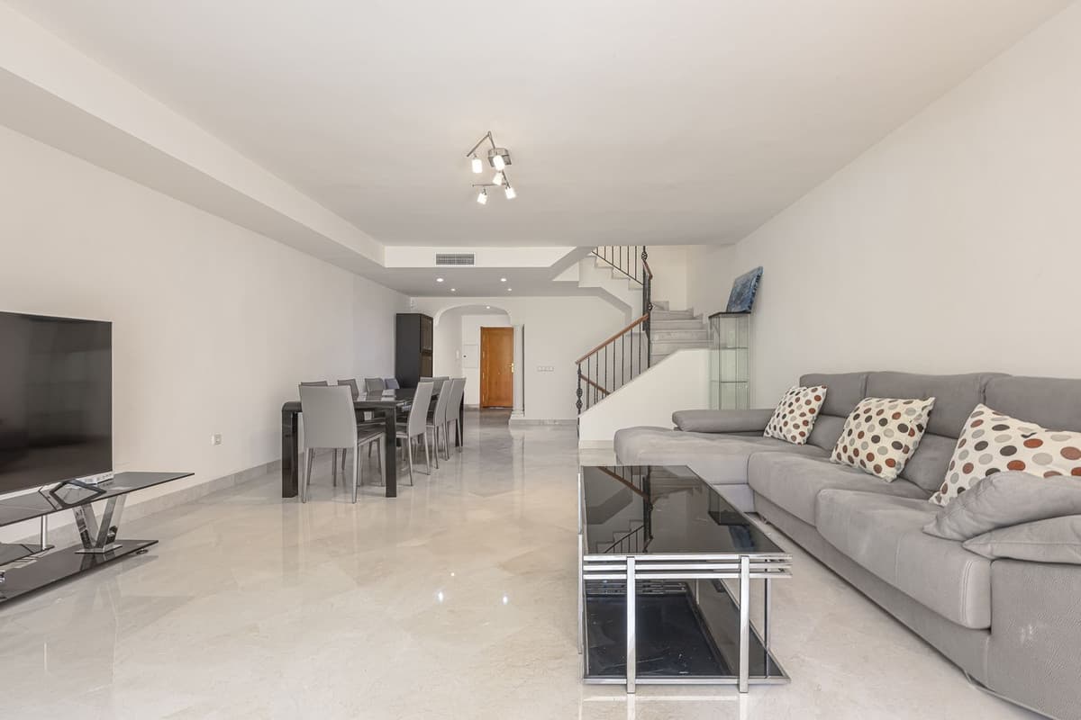 Townhouse in Nueva Andalucía — photo 9 of 10