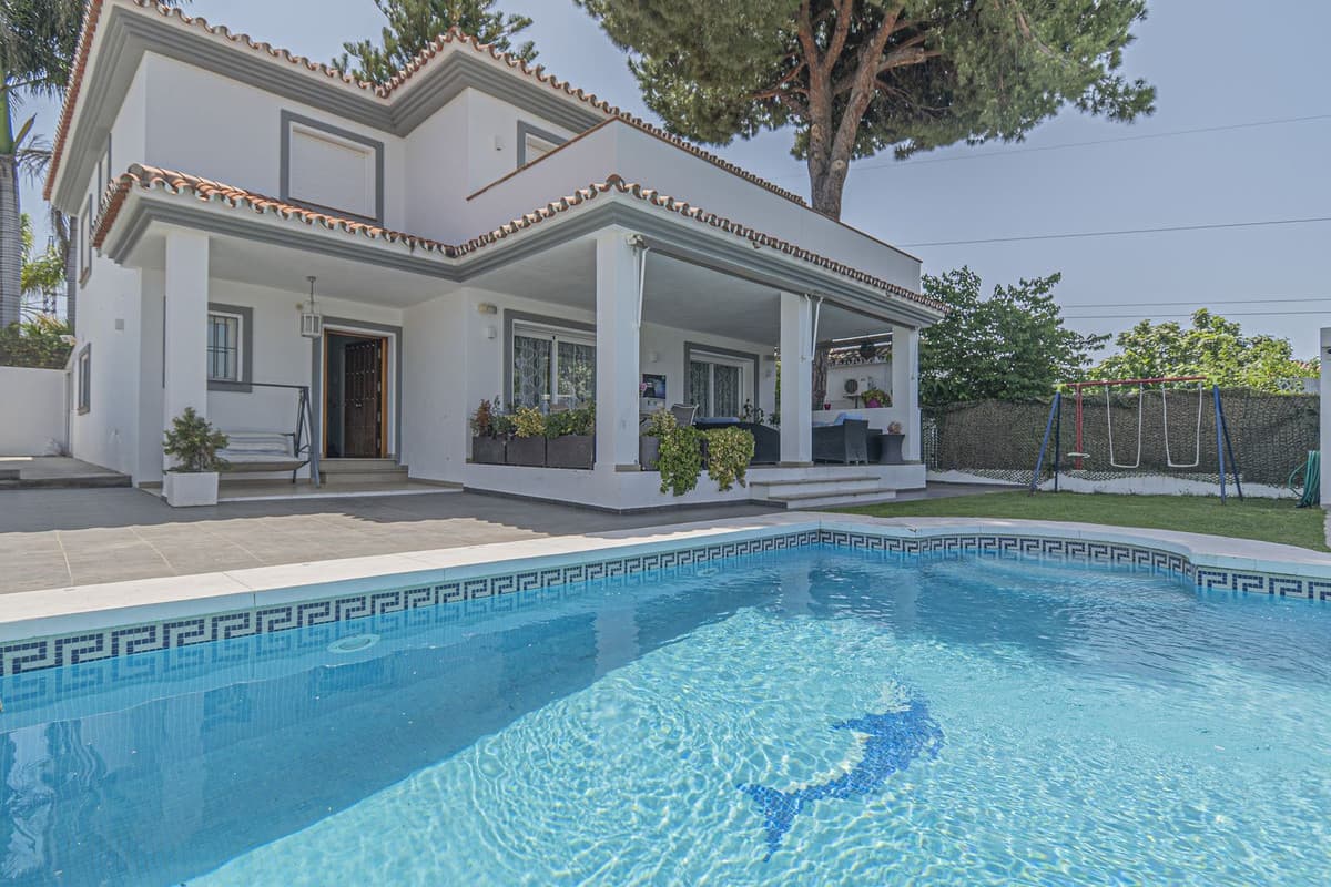Detached Villa in San Pedro de Alcántara — photo 1 of 10