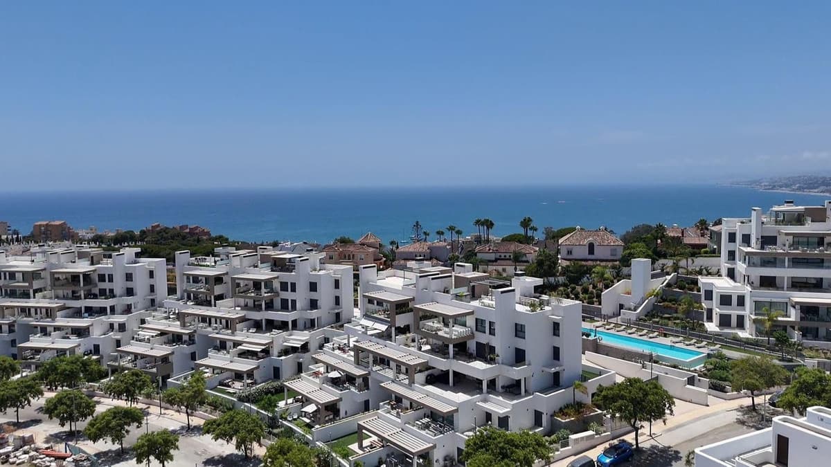 Middle Floor Apartment in Estepona — photo 1 of 10