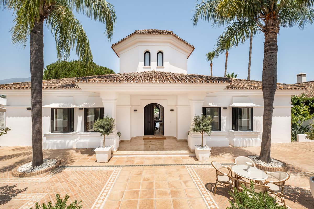 Detached Villa in Aloha — photo 1 of 10