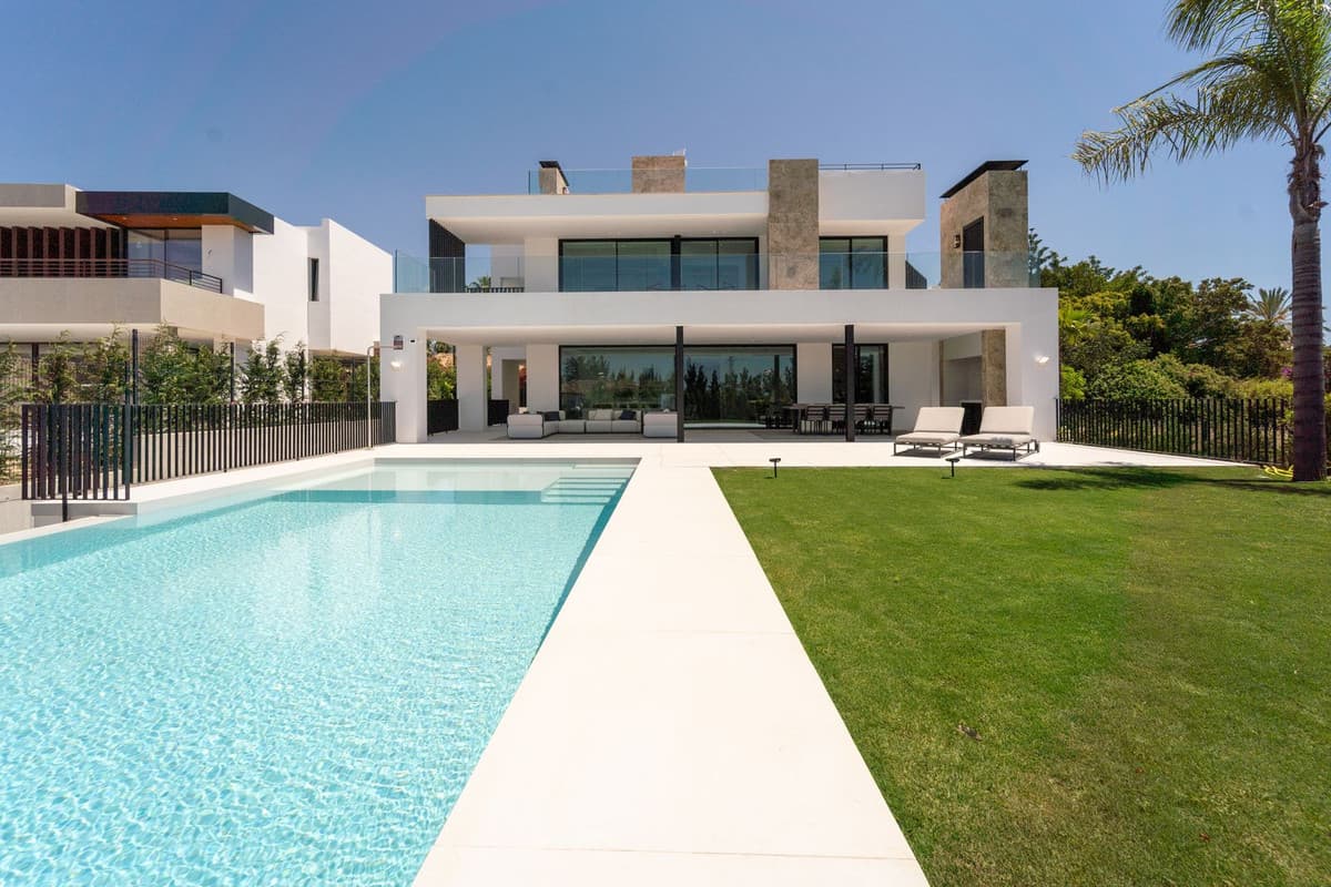Detached Villa in Nueva Andalucía — photo 1 of 10
