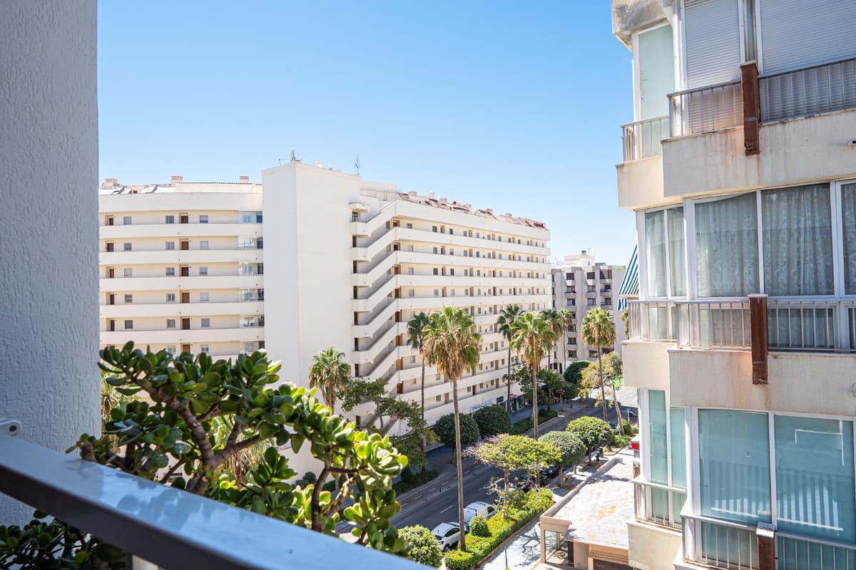 Middle Floor Apartment in Marbella — photo 1 of 10