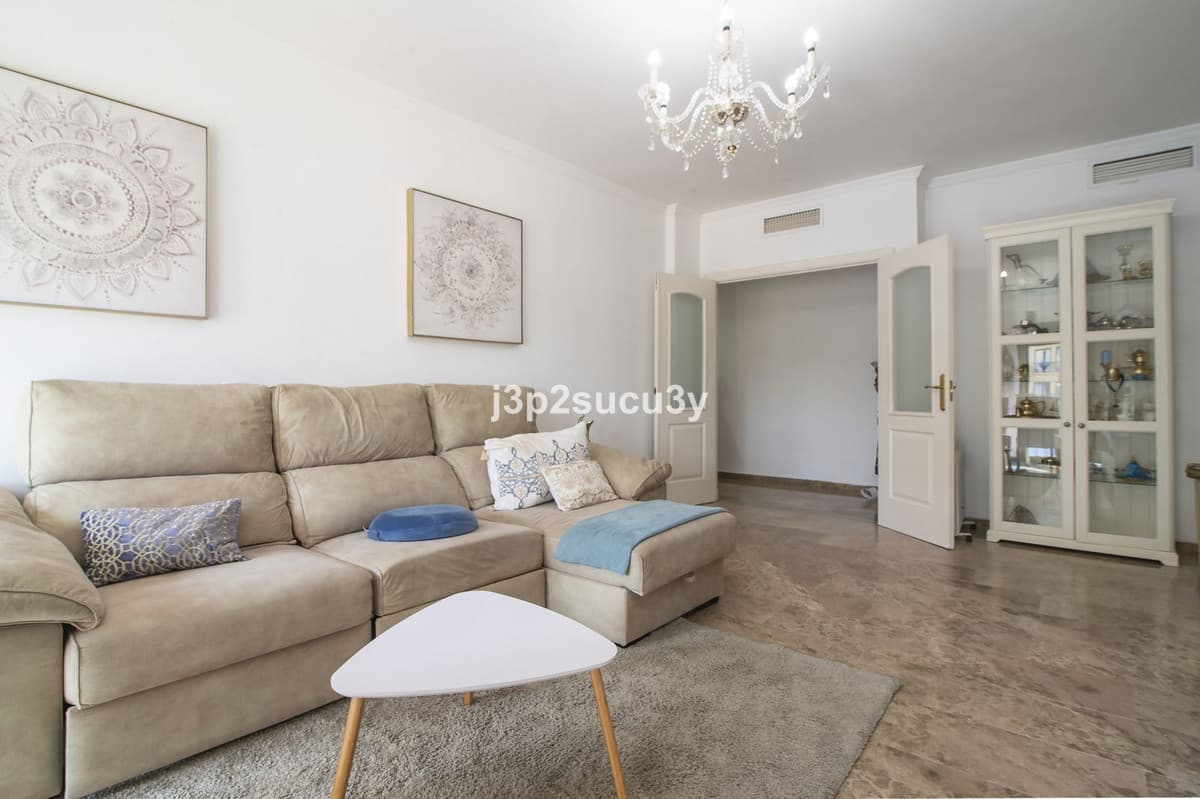 Middle Floor Apartment in Marbella — photo 8 of 10