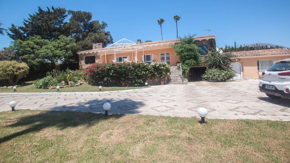 Detached Villa in Estepona — photo 2 of 10