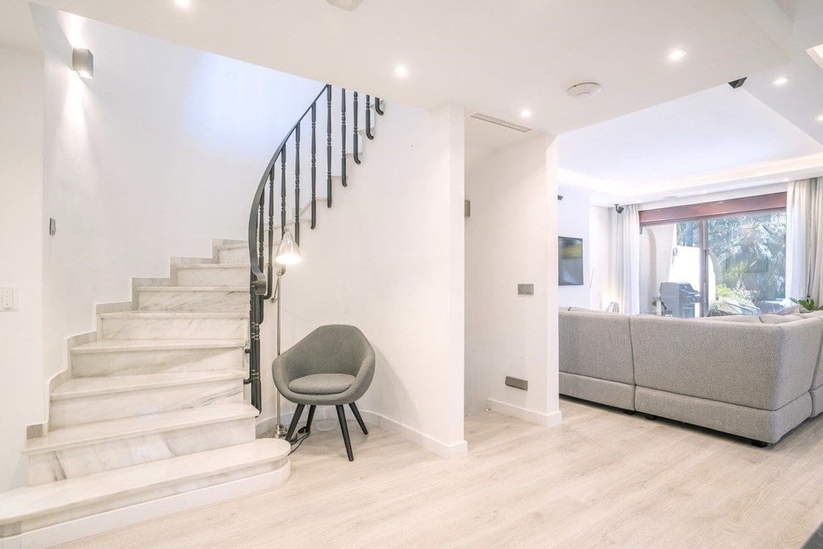 Semi-Detached House in The Golden Mile — photo 5 of 10