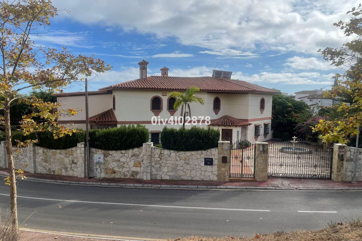 Detached Villa in Benalmadena Costa — photo 1 of 10