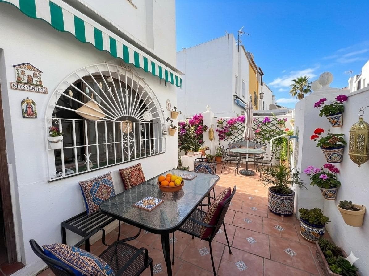 Semi-Detached House in La Colina — photo 1 of 10