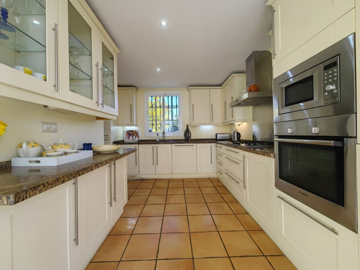 Detached Villa in Estepona — photo 4 of 10