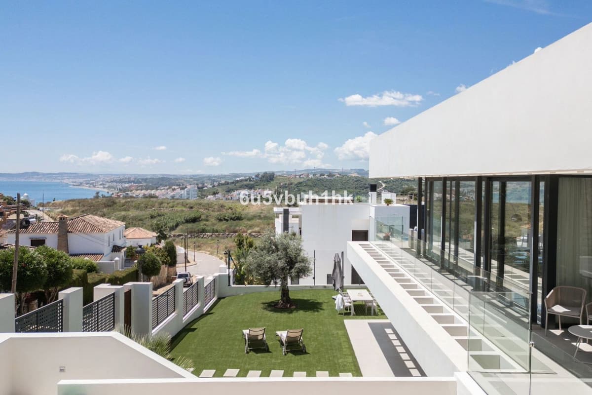 Detached Villa in Estepona — photo 1 of 10