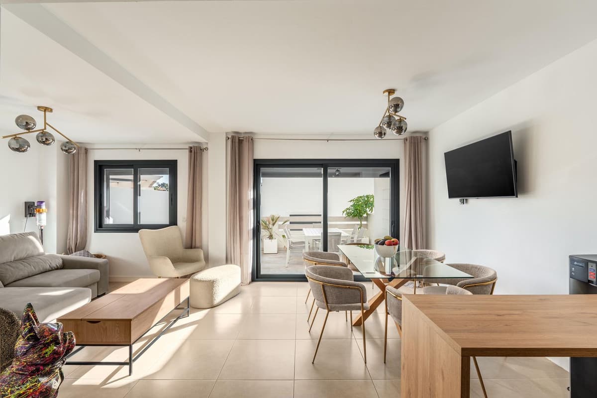 Townhouse in El Paraiso — photo 1 of 10