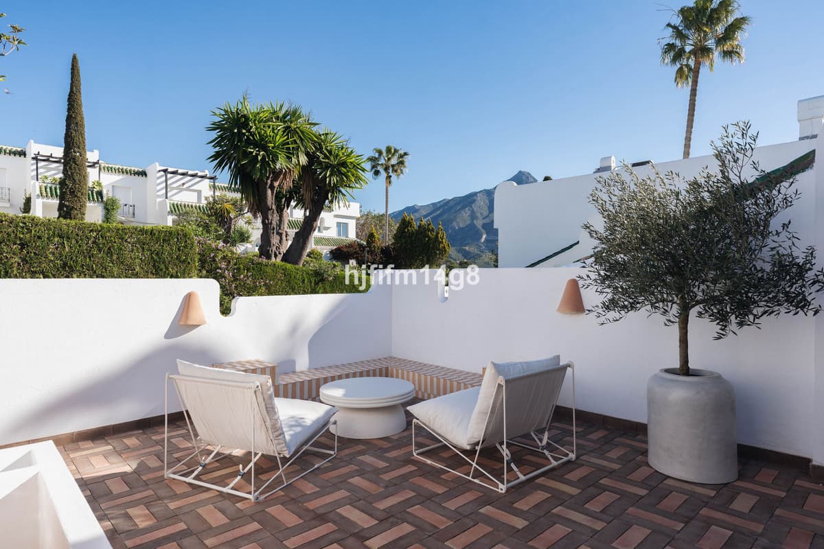 Townhouse in La Colina — photo 4 of 10