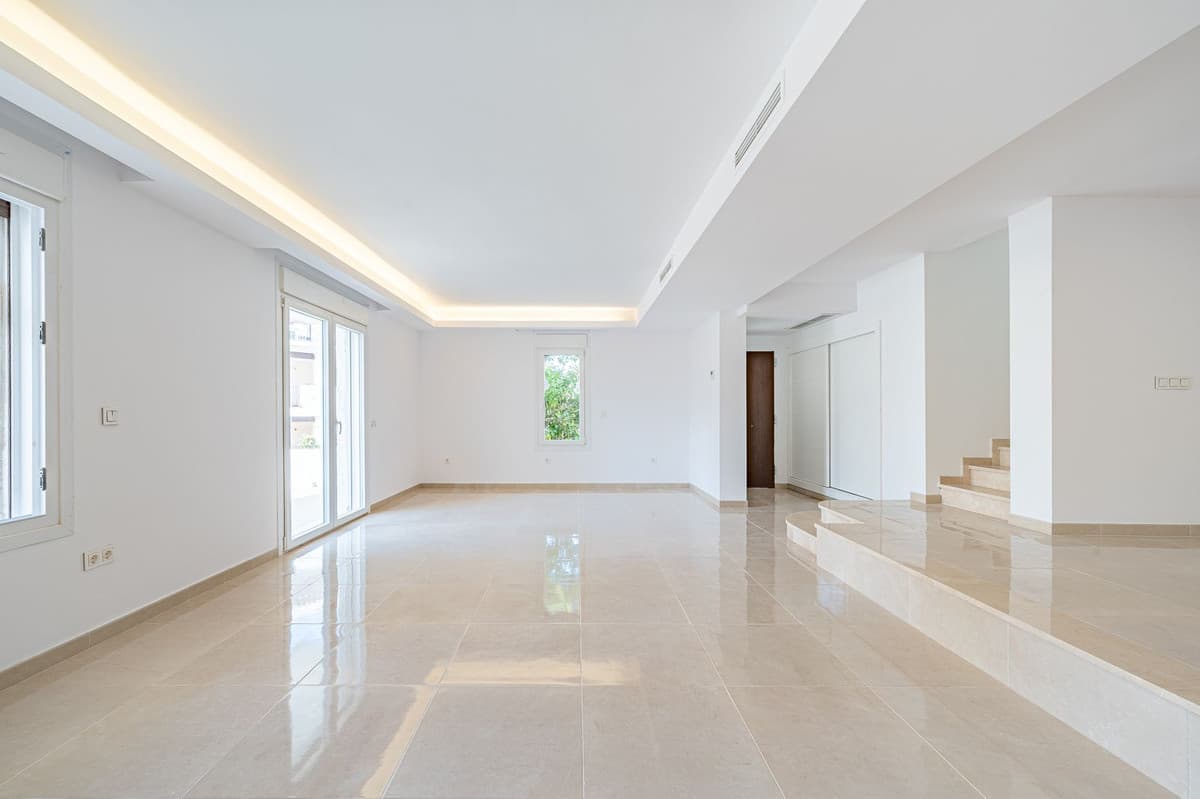 Townhouse in Nueva Andalucía — photo 3 of 10