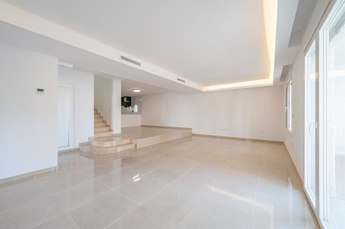Townhouse in Nueva Andalucía — photo 5 of 10