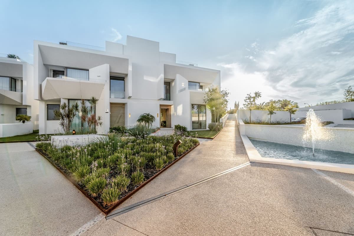 Semi-Detached House in Nueva Andalucía — photo 3 of 10