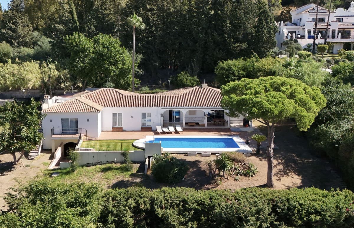 Detached Villa in El Paraiso — photo 1 of 10