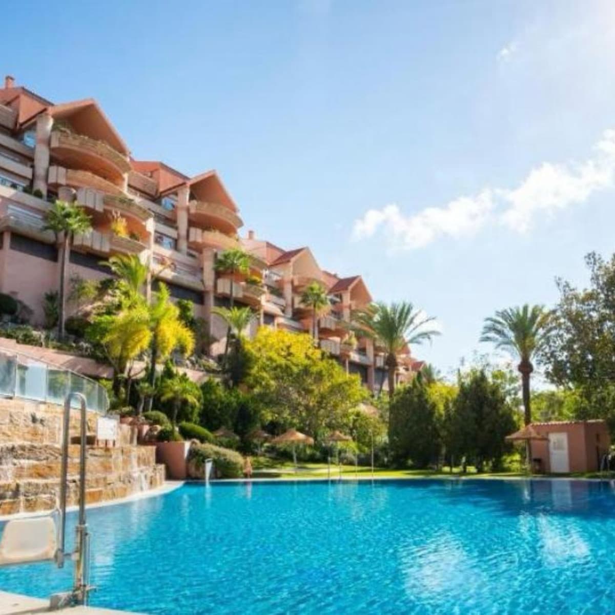 Middle Floor Apartment in Marbella — photo 1 of 10