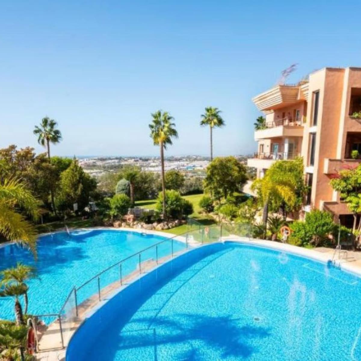 Middle Floor Apartment in Marbella — photo 2 of 10