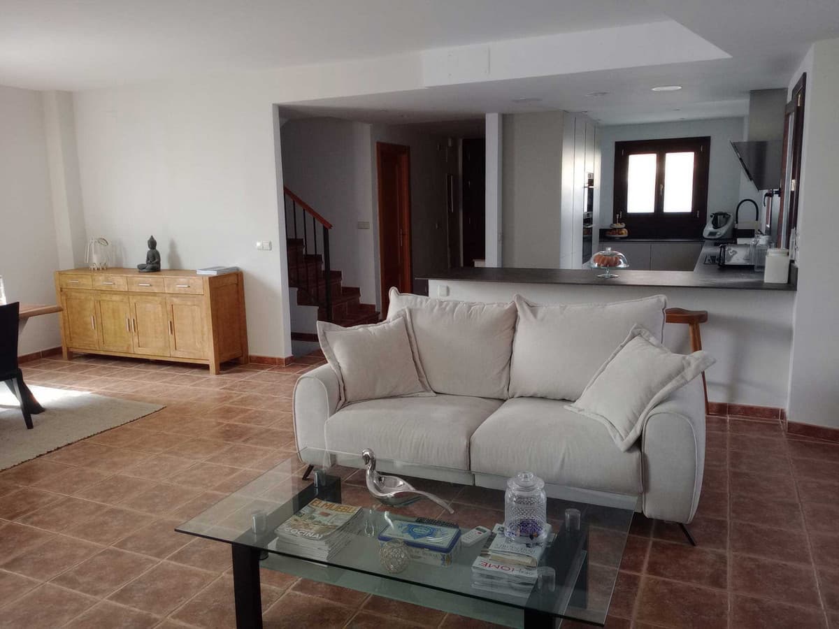 Townhouse in El Paraiso — photo 8 of 10