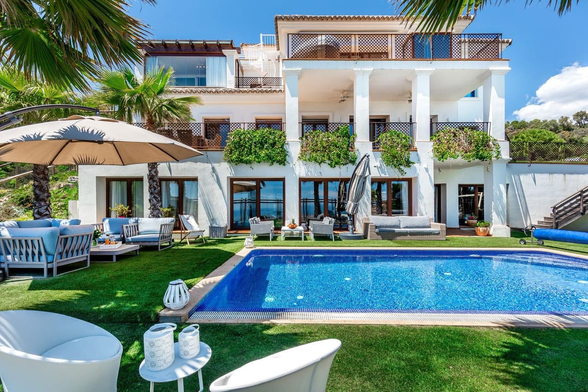 Detached Villa in Benahavís — photo 1 of 10