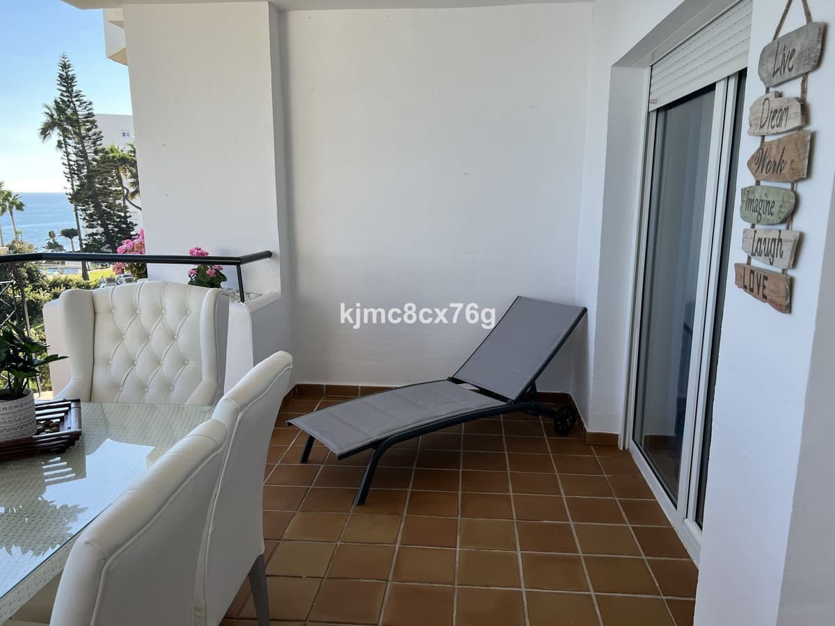 Middle Floor Apartment in Calahonda — photo 4 of 10