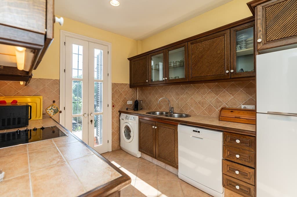 Middle Floor Apartment in Elviria — photo 4 of 10