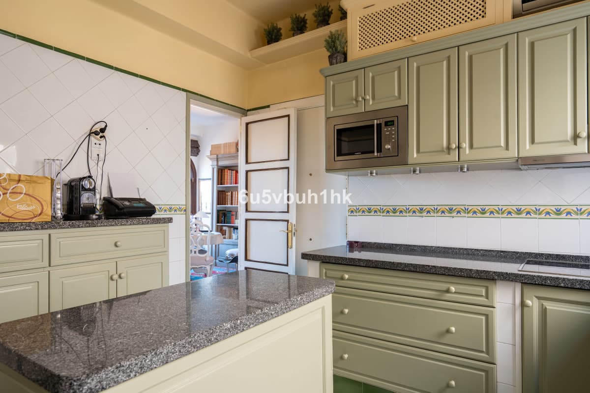 Middle Floor Apartment in Málaga — photo 8 of 10