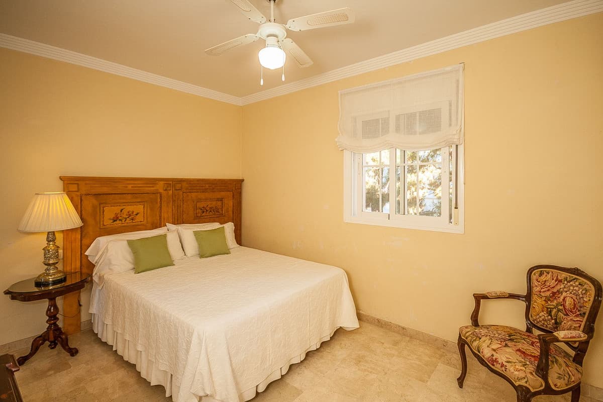Middle Floor Apartment in Elviria — photo 10 of 10