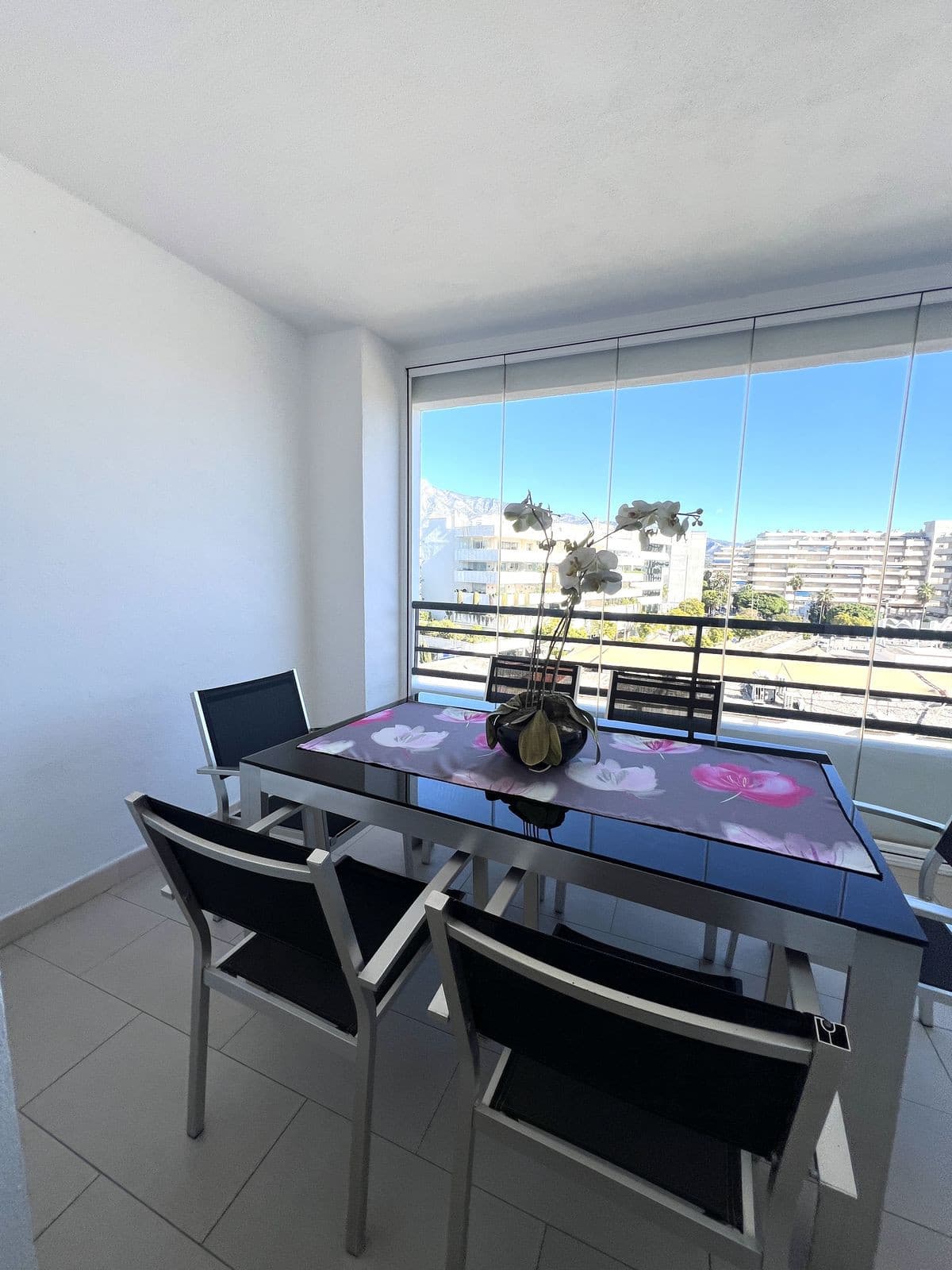 Middle Floor Apartment in Puerto Banús — photo 5 of 10