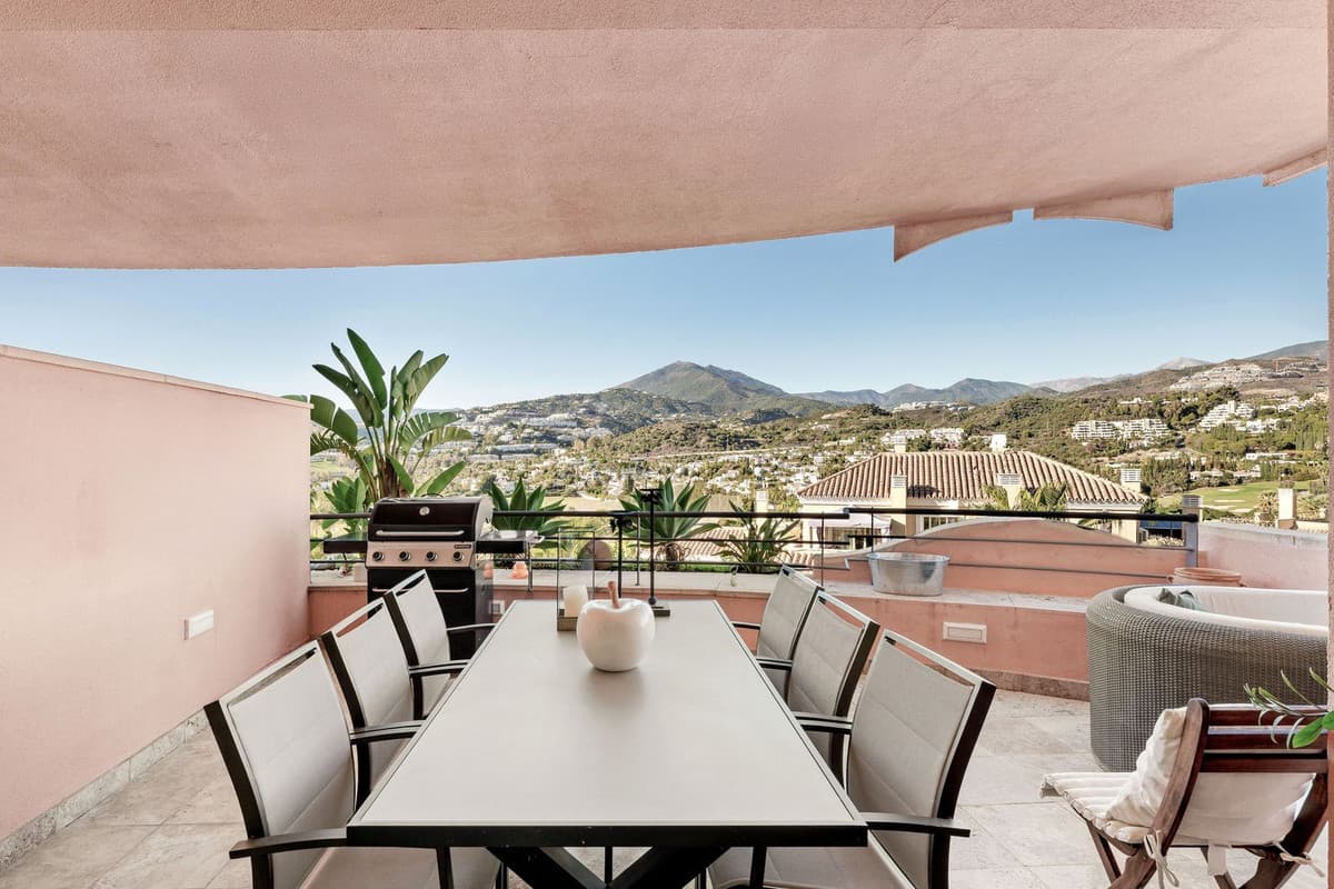 Middle Floor Apartment in Nueva Andalucía — photo 3 of 10