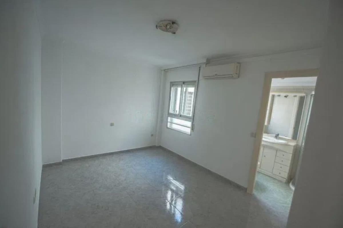 Middle Floor Apartment in Marbella — photo 3 of 10