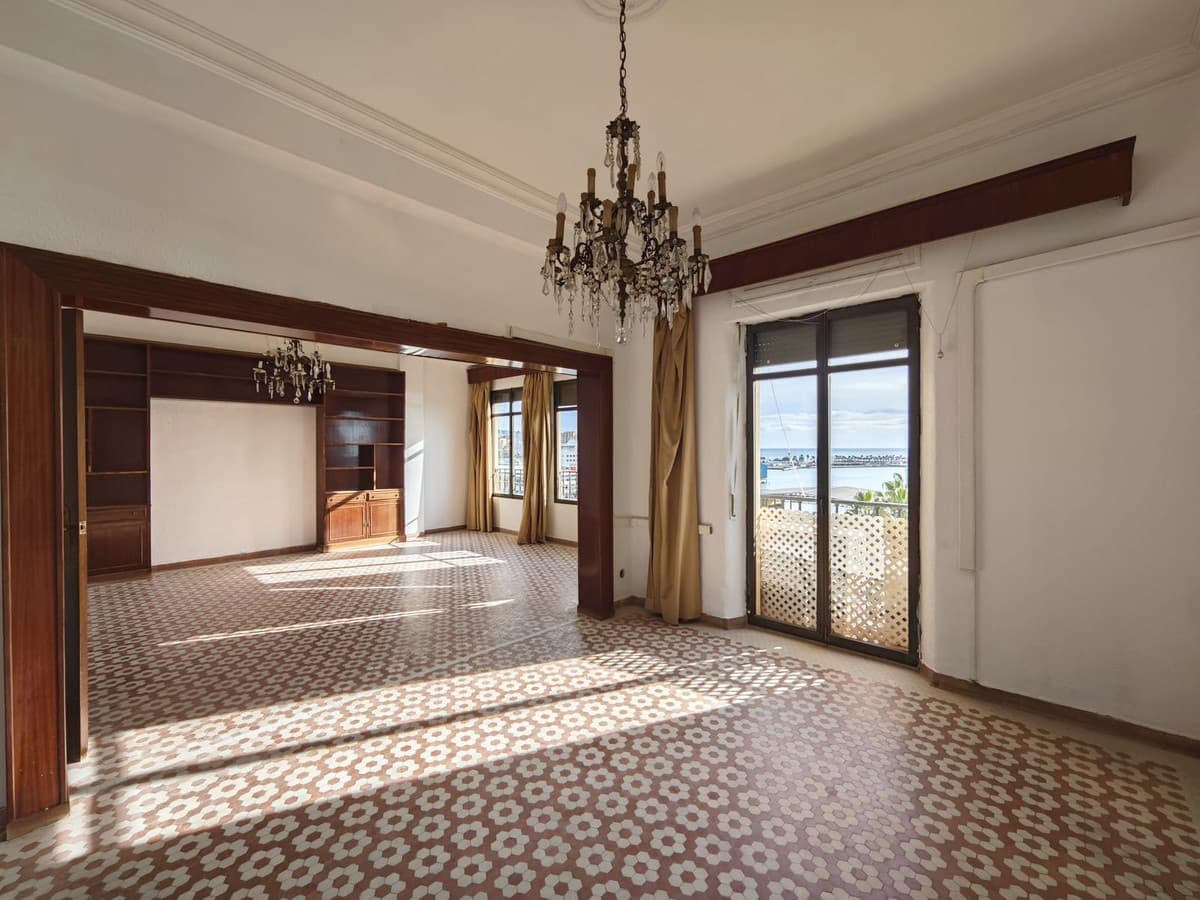 Middle Floor Apartment in Málaga Centro — photo 2 of 10
