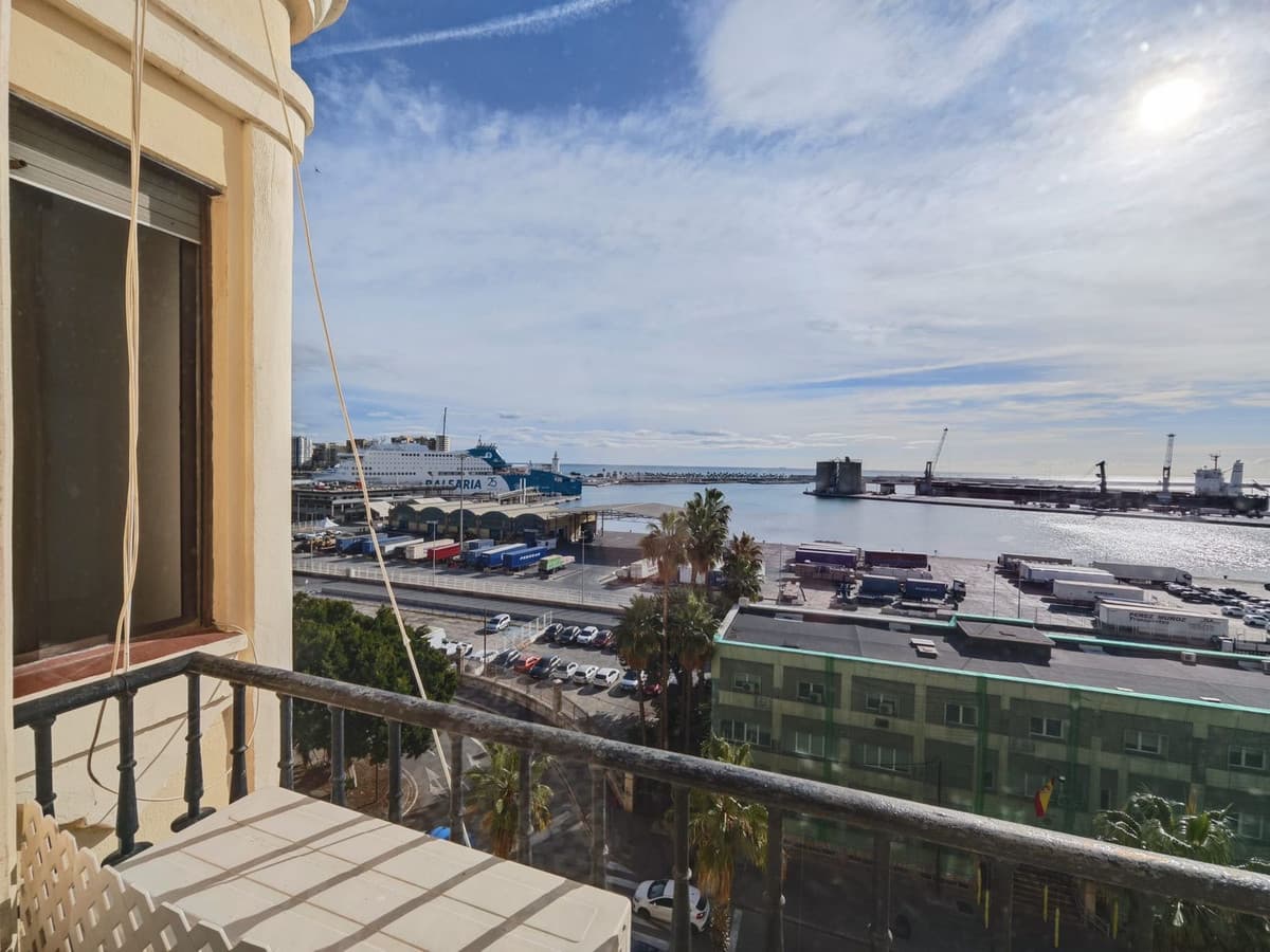 Middle Floor Apartment in Málaga Centro — photo 7 of 10