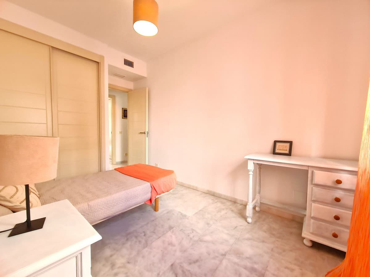 Middle Floor Apartment in Estepona — photo 5 of 10