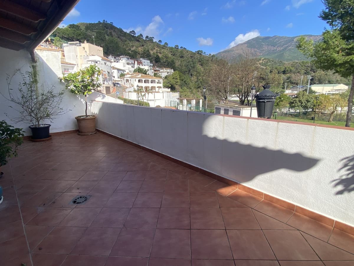 Middle Floor Apartment in Benahavís — photo 1 of 10