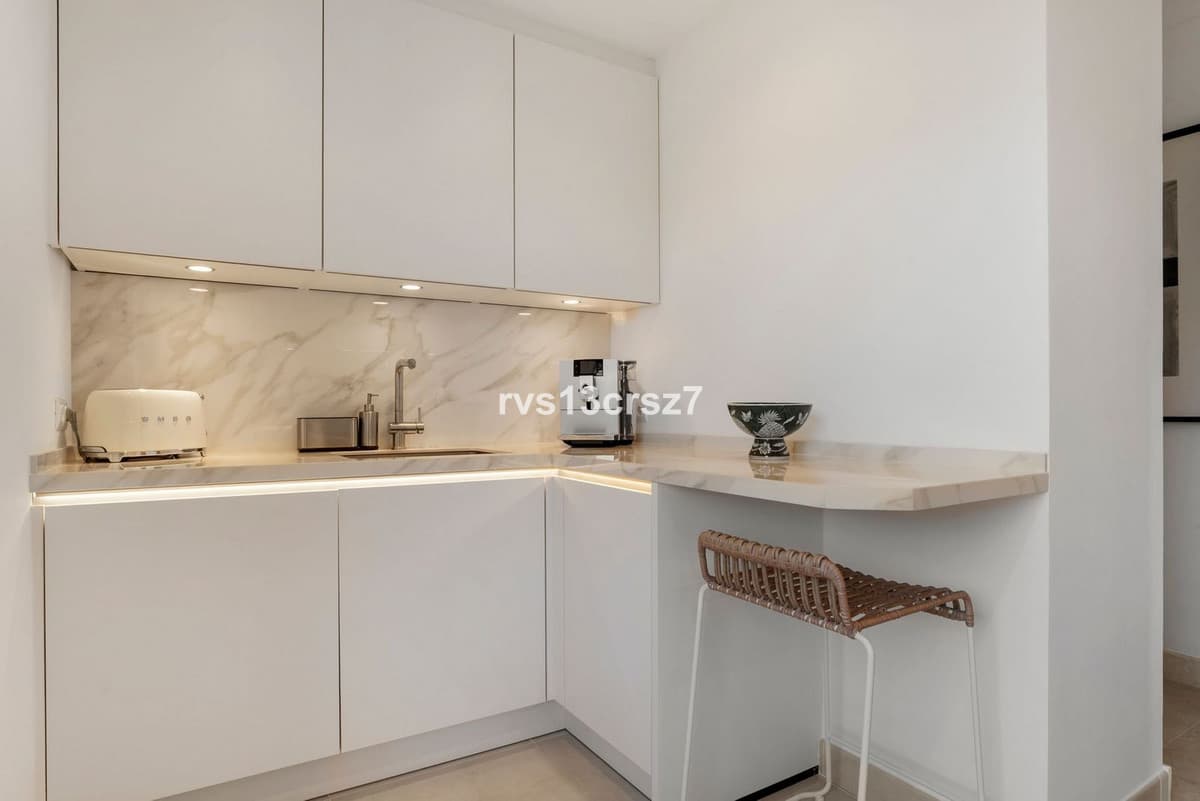 Middle Floor Apartment in Elviria — photo 10 of 10