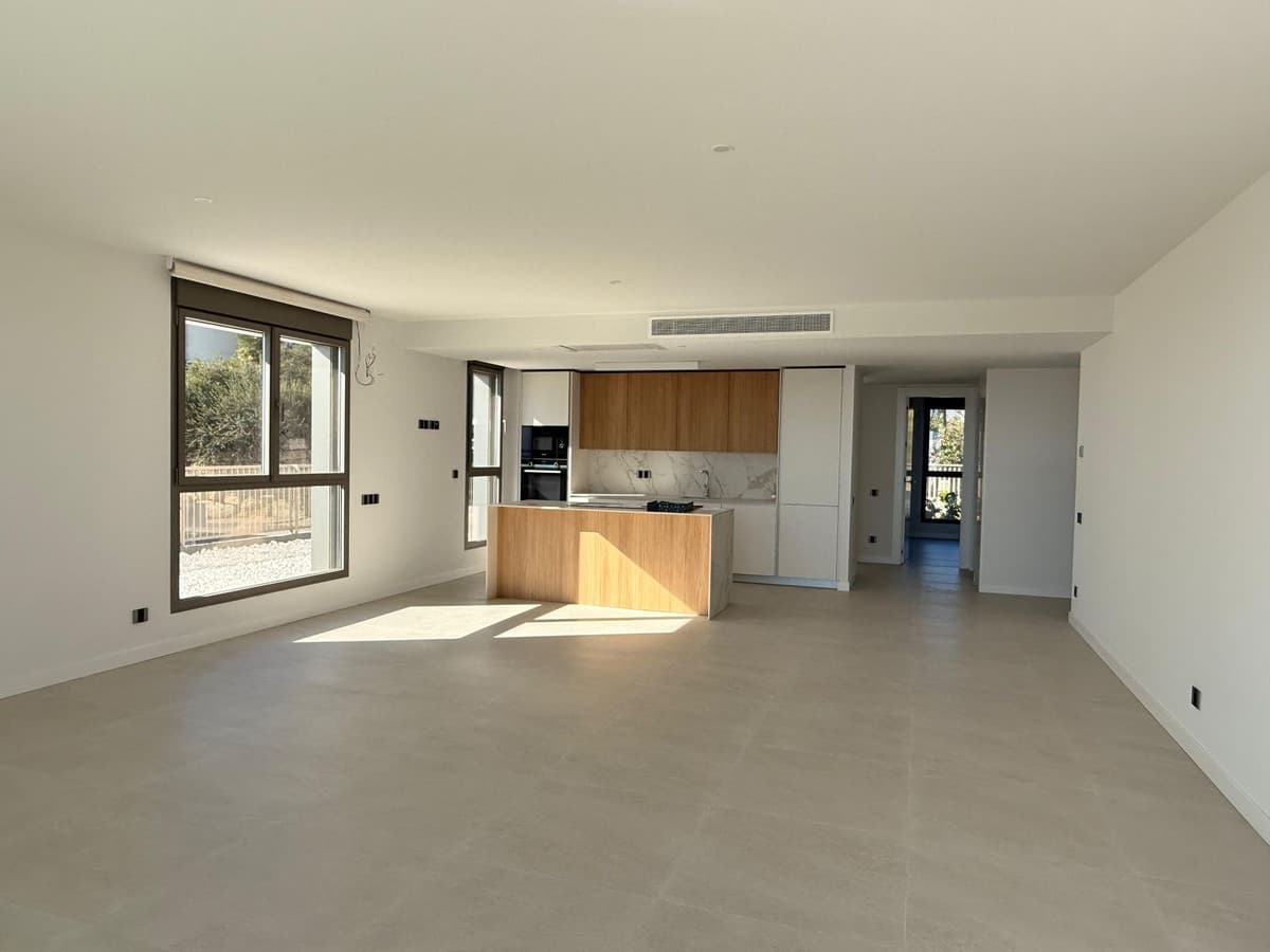 Middle Floor Apartment in New Golden Mile — photo 4 of 10