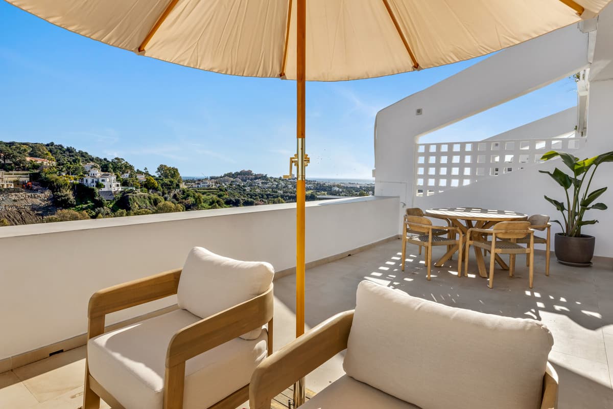 Middle Floor Apartment in La Quinta — photo 1 of 10