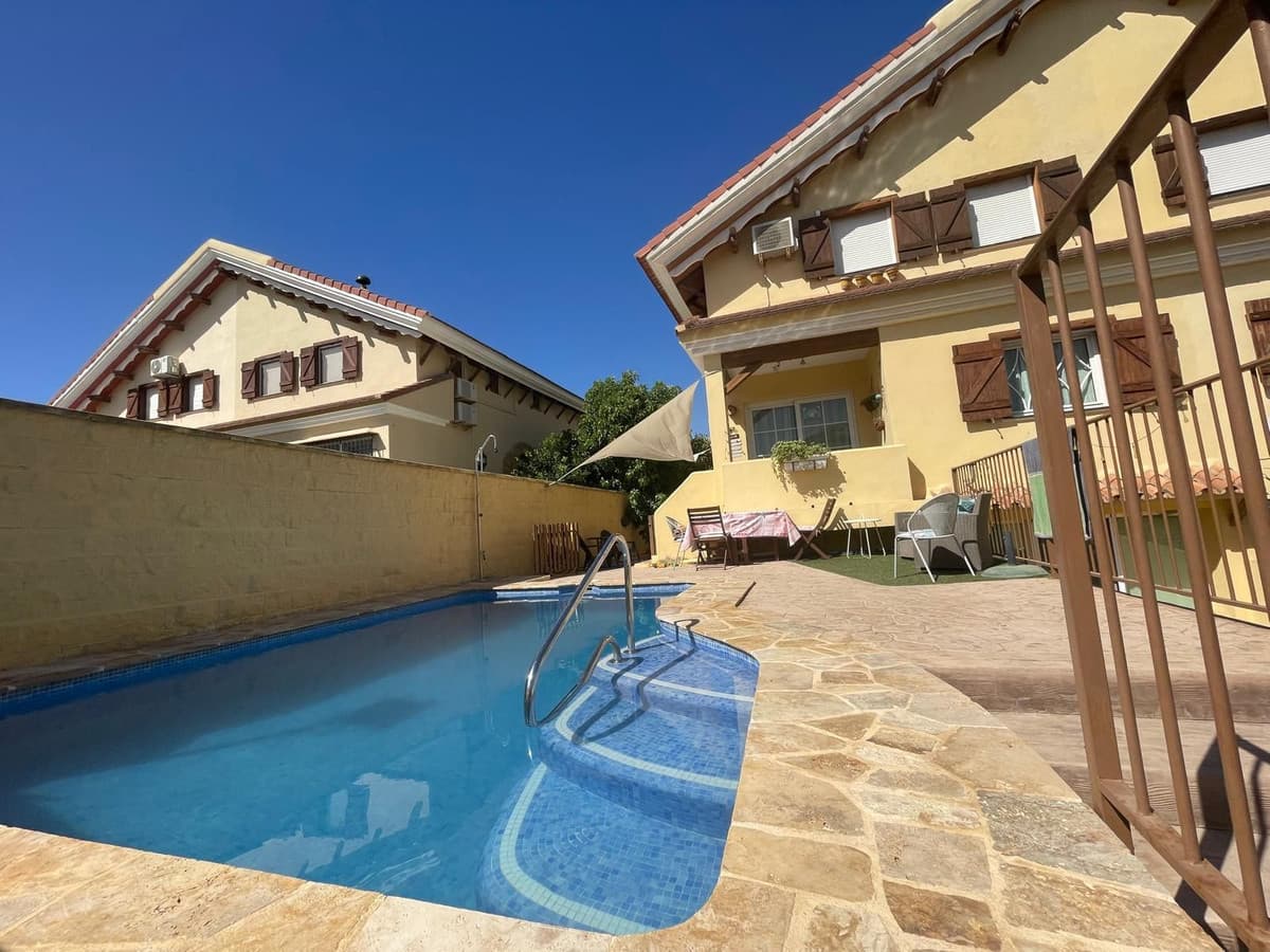 Townhouse in Alhaurín de la Torre — photo 1 of 10