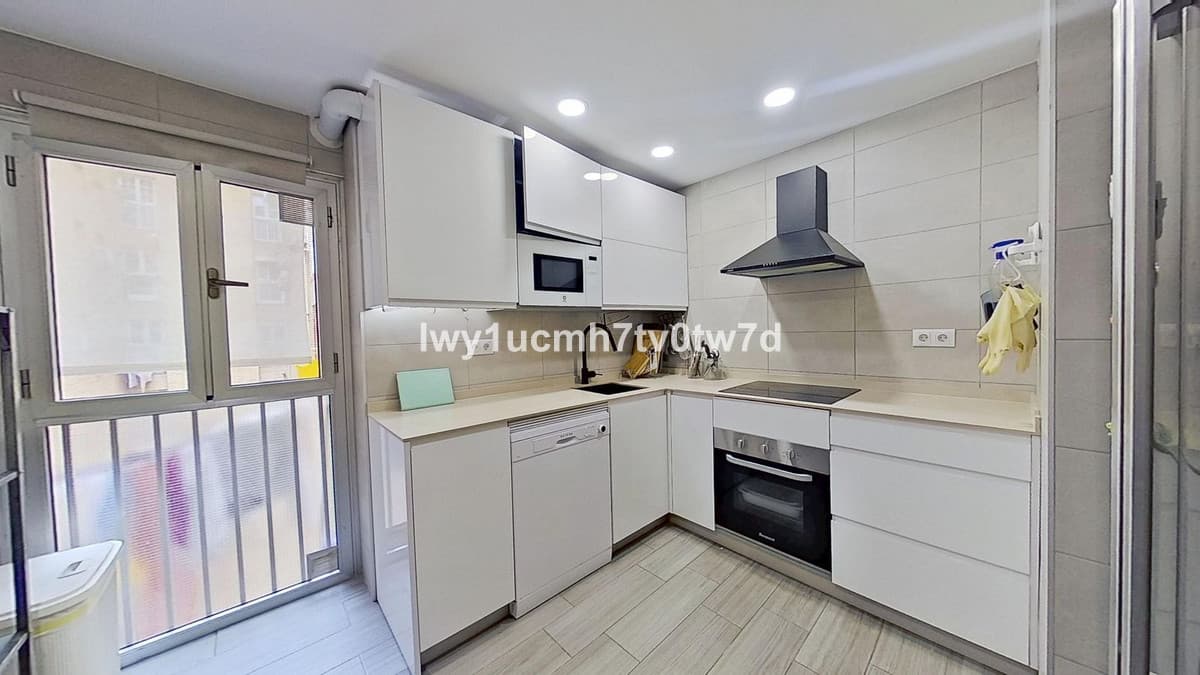 Middle Floor Apartment in Málaga Centro — photo 2 of 10